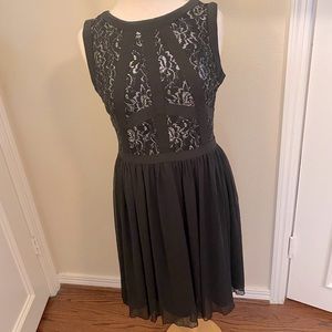 Sleeveless lace/chiffon a-line party dress.